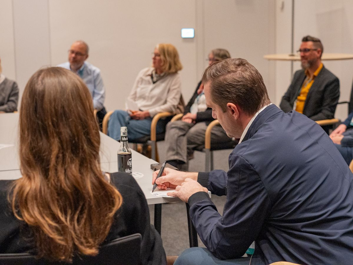 Gruppenfoto mit mehreren Personen während eines Workshop zur ePA
