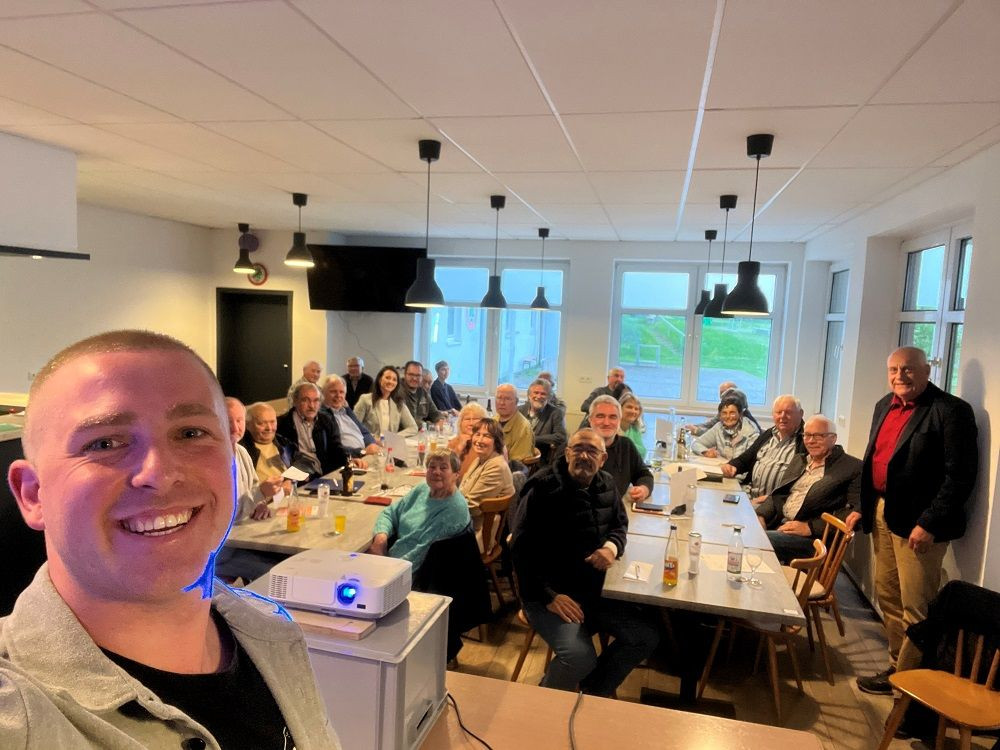 Gruppenselfie von mehreren Personen während der Veranstaltung
