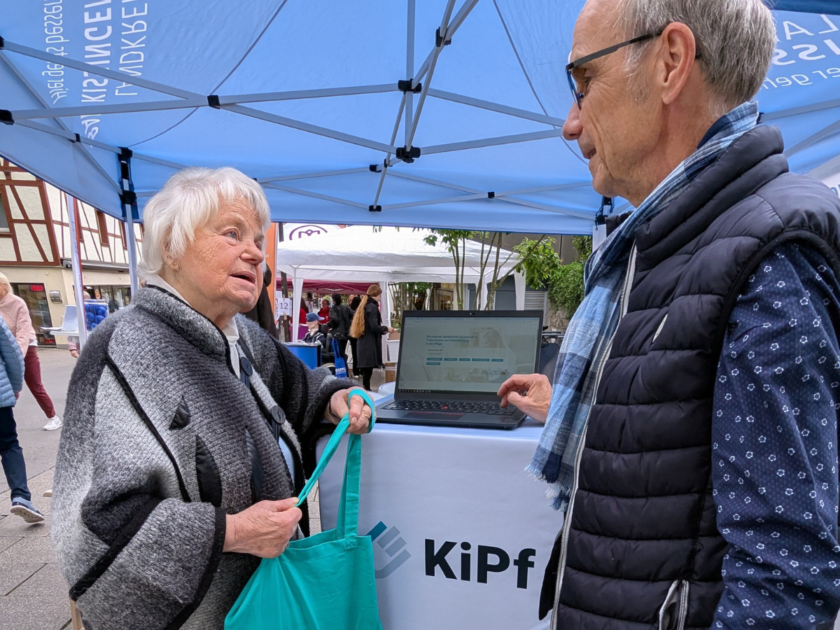 Im Gespräch mit Bürgerinnen und Bürgern auf dem Gesundheitsmarkt in Bad Kissingen