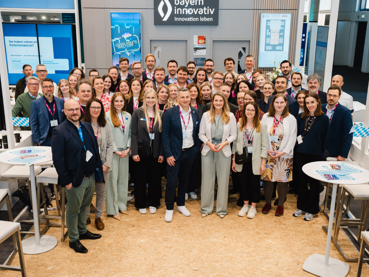 Gruppenfoto Staatsministerin mit Judith Gerlach am Bayern Pavillon auf der DMEA